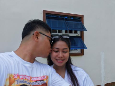 Mark Lino kissing Rica Mae on the cheek as she smiles